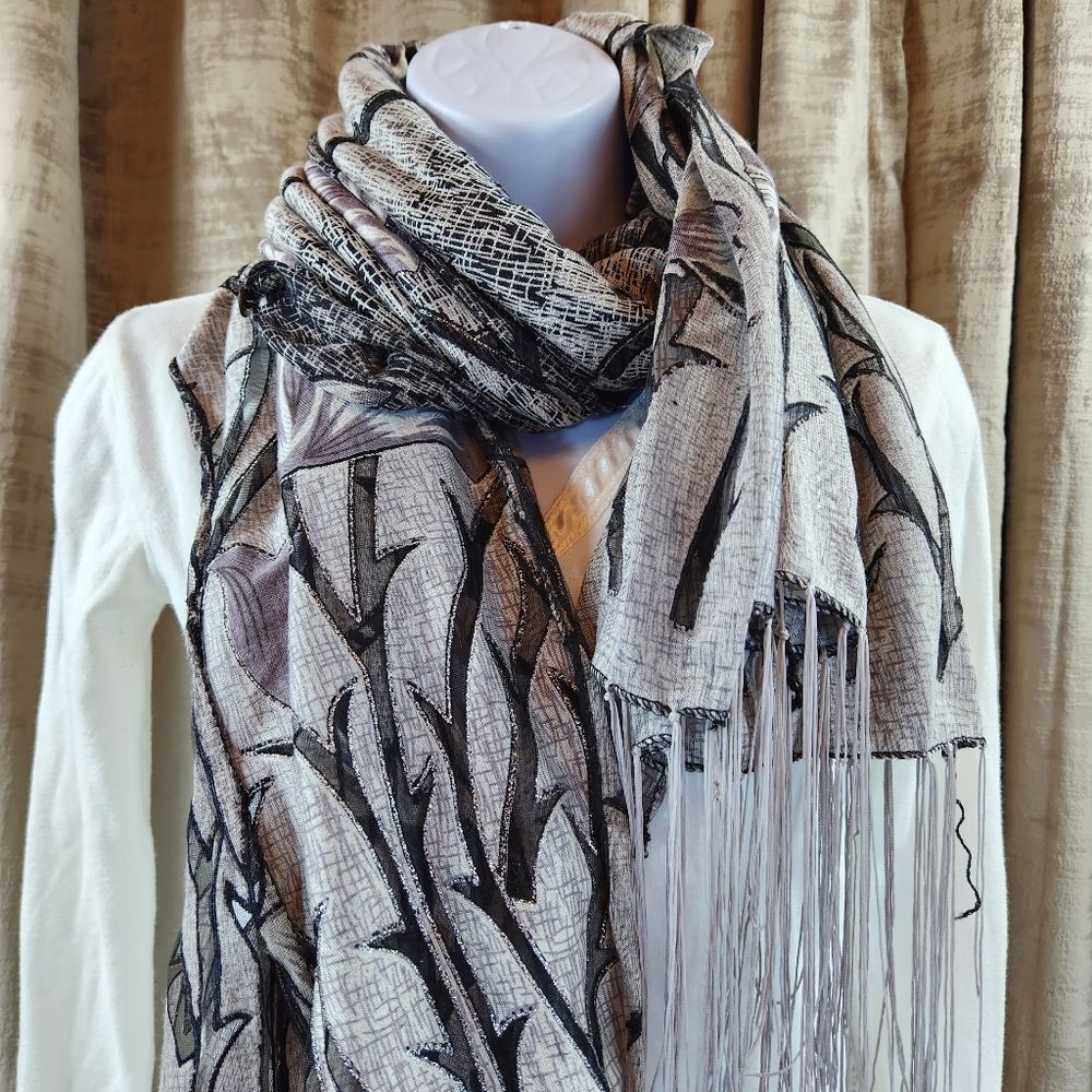 🔹️Black, Gray, & Cream Floral Print Scarf/Poncho w/Fringe One Size